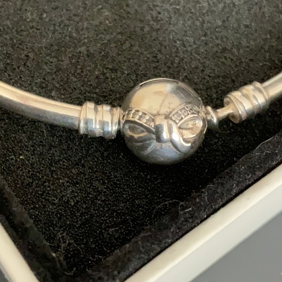 Pandora silver bangle with bow clasp - Picture 3 of 5